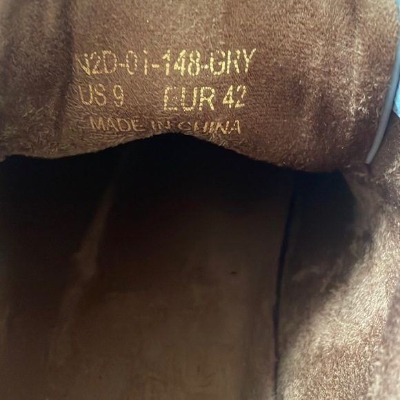 *NWOT* Mens Grey Leather Sneakers - size US9 - Picture 4 of 4